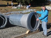 Spolumajitel lyžařského areálu Kopřivná Karel Ležatka u sloupů lanovky, které u Spolumajitel lyžařského areálu Kopřivná Karel Ležatka u sloupů lanovky, které u