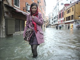Voda zaplavila ulice svtoznámé Pisy, kde nkolik stovek domácností zstalo bez...