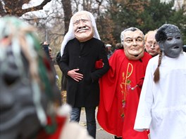 Pozornost budila maska prezidenta Václava Klause, jeho za ruku drel Dominik...