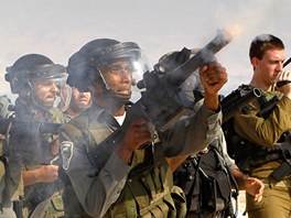 BUDETE BREET. Izraelský dstojník pohraniní policie pálí kapsli se slzným...