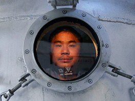 ÍNSKÝ NEMO. ang Wu-i pedvádí svoji nov postavenou ponorku ve své díln ve
