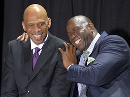 ROZUMLI SI, ROZUMÍ SI. Kareem Abdul-Jabbar (vlevo) a Earvin "Magic" Johnson...