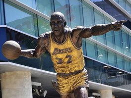 BASKETBALOVÝ PRKOPNÍK. Prvním hráem Lakers, který si vyslouil sochu ped