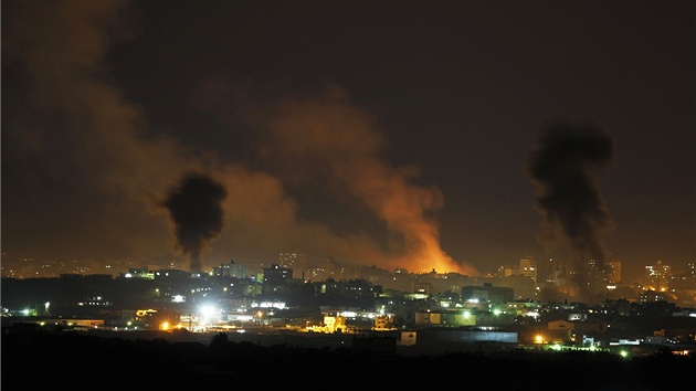 Sloupy dmu nad Gaza City po deru izraelskho letectva(15. listopadu 2012)