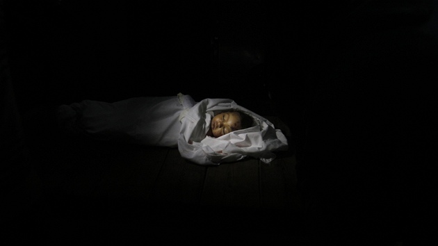 Tlo palestinskho dtte, kter zahynulo pi izraelskch tocch na Psmo Gazy (16. listopadu 2012)