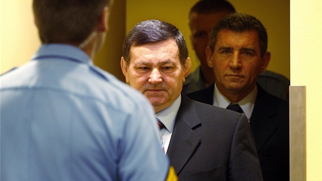 Chorvatt generlov Mladen Marka a Ante Gotovina (vzadu) bhem odvolacho soudu v Haagu (16. listopadu 2012)