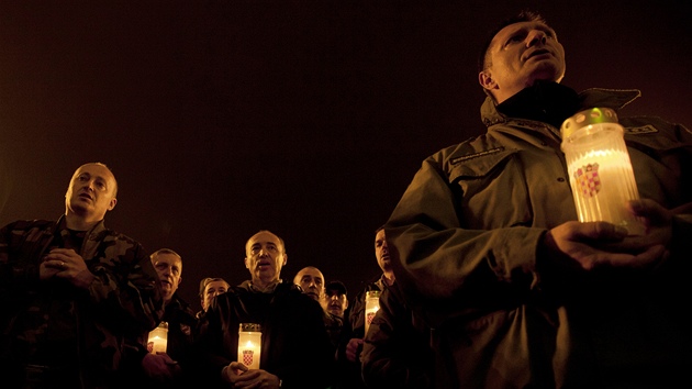 Chorvatt veterni se v centru Zhebu modl za Ante Gotovinu (16. listopadu 2012)