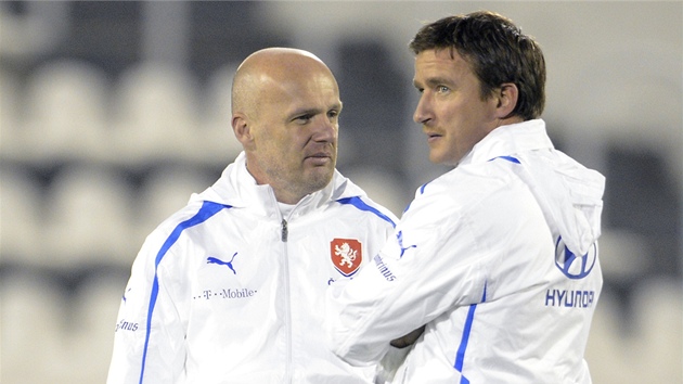 Trenr Michal Blek (vlevo) a manaer esk fotbalov reprezentace Vladimr micer ped ppravnm duelem proti Slovensku.