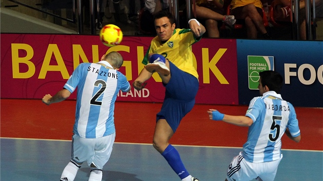 Brazilsk futsalov hvzda Falcao (uprosted) vrazn pomohl otoit duel svho tmu proti Argentin. Jeho ekvilibristice el Damian Stazzone (vlevo) a Pablo Taborda. 