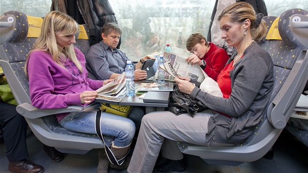 Osobn eleznin dopravu mezi Prahou a Ostravou poskytuj nov ti spolenosti. Vypravuj linky Pendolino (CD), Regiojet (Student Agency) a Leo Express.