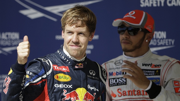 ZVLÁDL TO NA JEDNIKU. Sebastian Vettel z Red Bullu dává gestem jasn najevo,