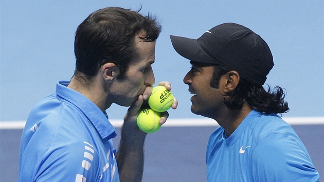 VESEL PORADA. Leander Paes se usmv bhem rozmluvy s Radkem tpnkem pi zpase na Turnaji mistr proti bratrm Bryanovm.