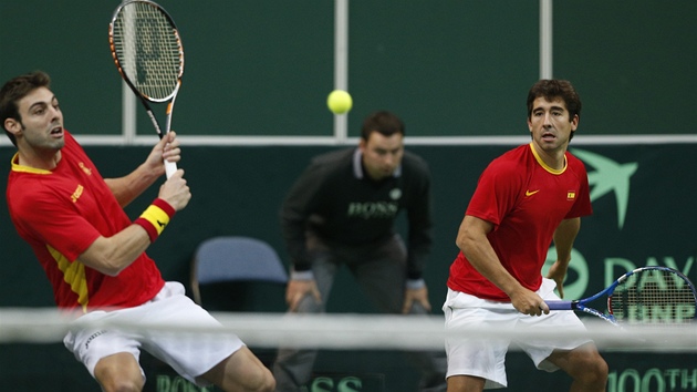 panlt tenist Marcel Granollers (vlevo) a Marc Lopez ve tyhe ve finle Davis Cupu v Praze.