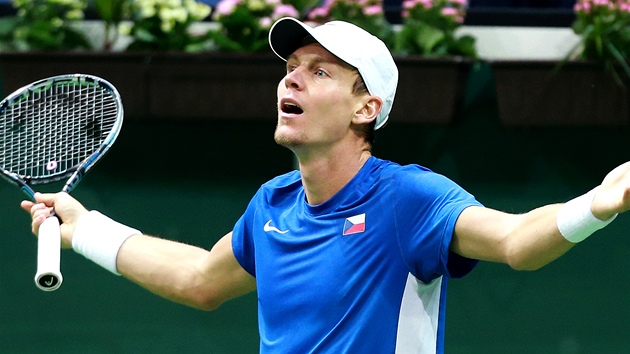 TOMU NEVM. Tom Berdych se hd s rozhodm po spornm mku ve finle Davis Cupu.