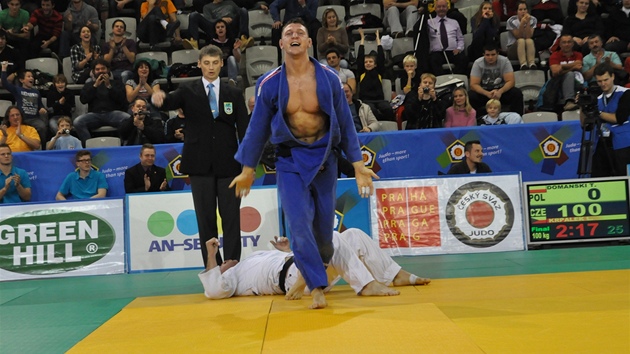 VÍTZ. eský judista Luká Krpálek (v modrém) na mistrovství Evropy do 23 let v