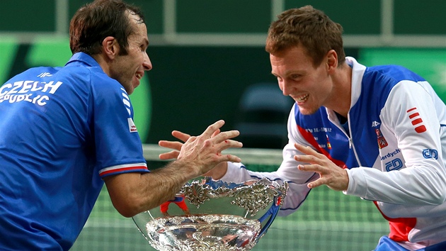 OSLAVY VTZSTV. et tenist Tom Berdych (vpravo) a Radek tpnek se slavnou trofej.
