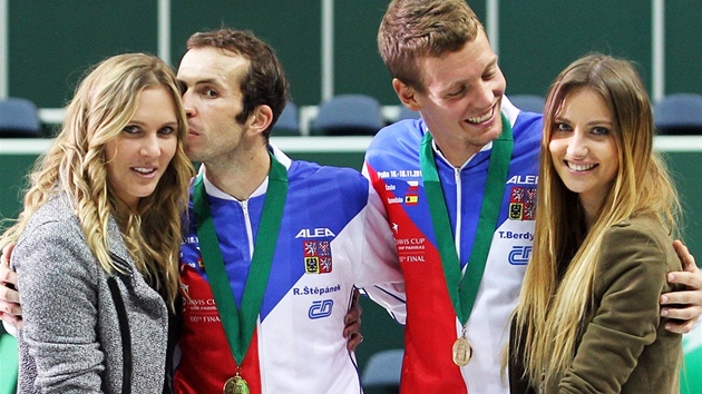 Radek tpnek s Nicole (vlevo) a Tom Berdych s Ester po eskm vtzstv v Davis Cupu