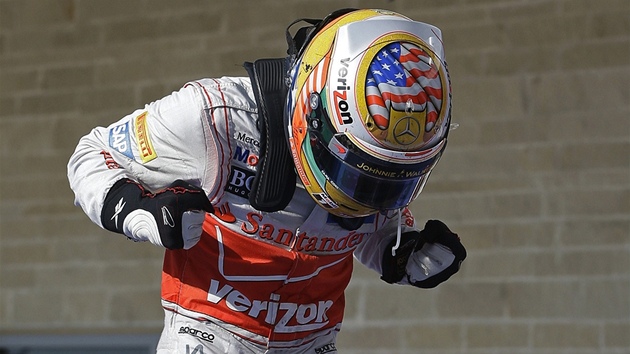 VTZ. Lewis Hamilton oslavuje triumf ve Velk cen USA.
