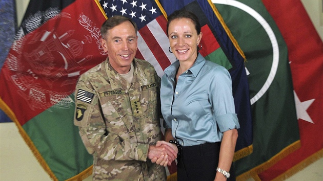 David Petraeus s Paulou Broadwellovou na snmku z ervence 2011