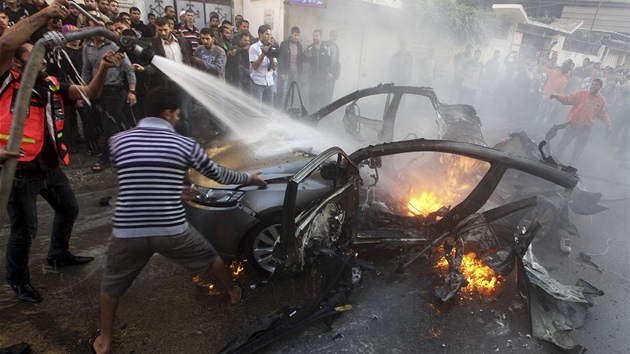 Palestinci has ohe po explozi automobilu, ve kterm je f ozbrojenho kdla Hamasu (14. listopadu 2012)
