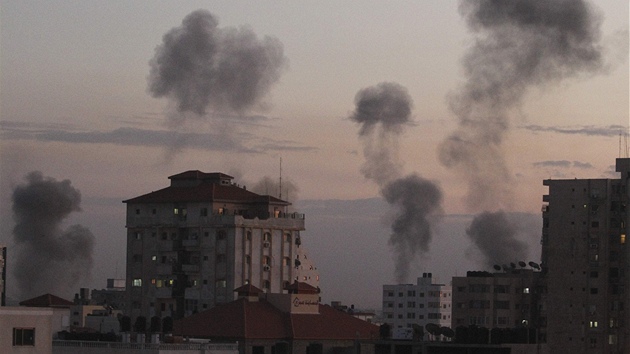Z Gaza City stoup dm po izraelskch leteckch derech (14. listopadu 2012)
