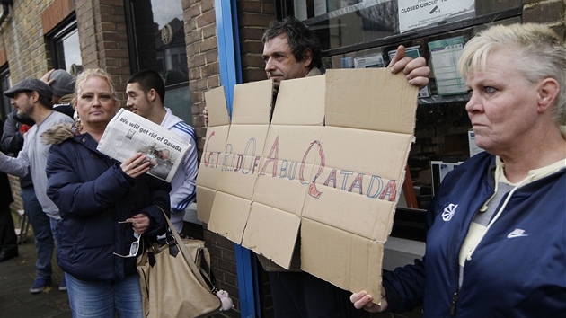Trojice protestuje pot, co ab Katada pijel po proputn z vzen do domu v Londn, kde ije. (13. listopadu 2012)