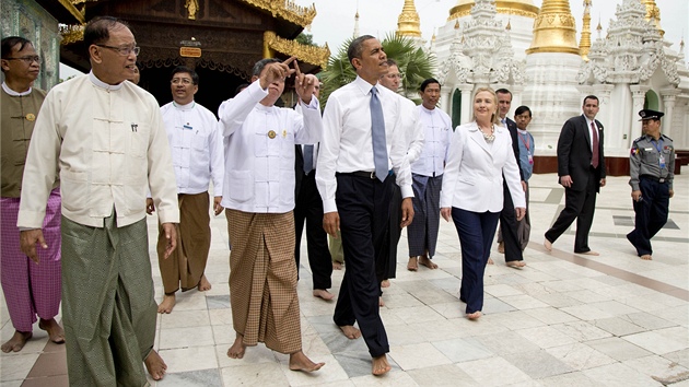 Barack Obama (a v pozadí Hillary Clintonová) bhem návtvy barmského Rangúnu...