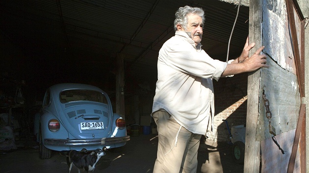 Msto prezidentsk limuzny m Jos Mujica v gari ptadvacet let starho volkswagena.