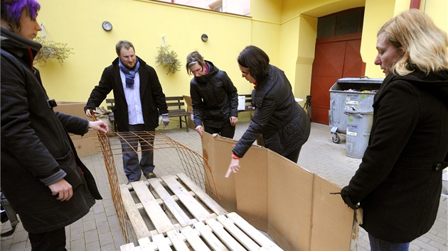 Architektonick kancel Ting a sdruen Jako doma pedstavily v Azylovm dom sv. Terezie v Praze koncept pbytku pro bezdomovce z nalezench i velmi levnch materil (10. listopadu 2012).