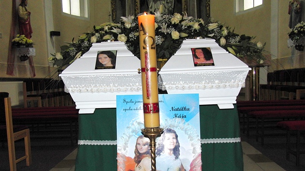 Poheb Natlie aov a Karolny Rolincov v kostele svatch Andl strnch v Nivnici. (16. listopadu 2012)