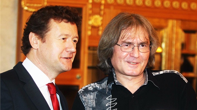 Houslista Ivan enat a dirigent Bohumil Kulnsk na tiskov konferenci ke koncertn srii nazvan Comeback Kulnsk (19. listopadu 2012)