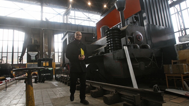 editel Svta techniky Jakub vrek ped prvn lokomotivou vyrobenou na naem zem. (14. listopadu 2012)