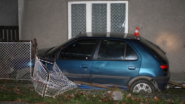 Peugeot s opilm mladkem bez idiku za volantem skonil v zahrdce u jednoho z dom v Kateinicch na Novojinsku.