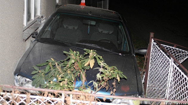 Peugeot s opilm mladkem bez idiku za volantem skonil v zahrdce u jednoho z dom v Kateinicch na Novojinsku.
