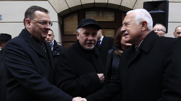 Prezident Václav Klaus se zdraví s premiérem Petrem Neasem u Hlávkovy koleje