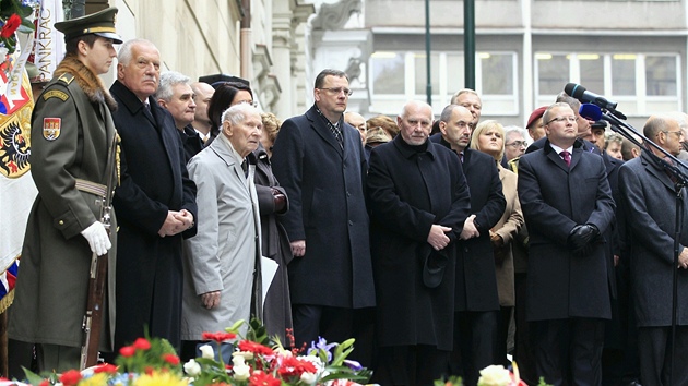 Vro 17. listopadu si pila k Hlvkov koleji pipomenout ada politik vetn nejvych pedstavitel zem. Pili i pamtnci, napklad Jan abrula (ve svtle edm kabtu mezi prezidentem Klausem a premirem Neasem), kter zail 17. listopad 1939 jako student.