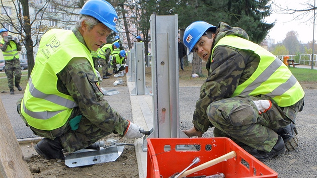 Vojci v sobotu stavli hlinkovou stnu na pravm behu Vltavy v eskch Budjovicch. 