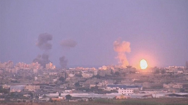 Nad Gazou stoup dm, Izrael pitvrdil toky ze vzduchu