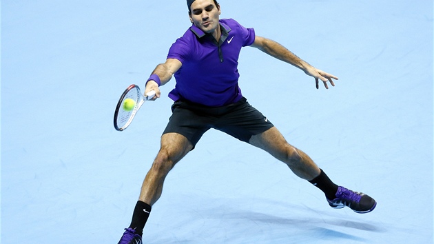 DALEKO. Roger Federer se natahuje za mkem na Turnaji mistr v Londn.