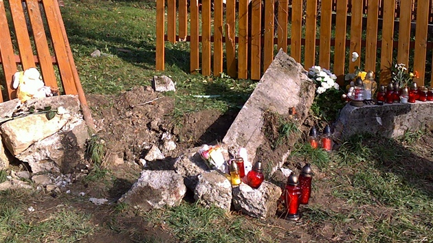 Na msto tragick nehody u Lopenku nos lid kvtiny a svky. (11. listopadu 2012)