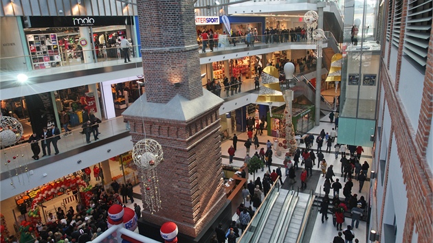 Opavsk obchodn centrum Breda & Weinstein zaplnili ve tvrtek prvn nakupujc.