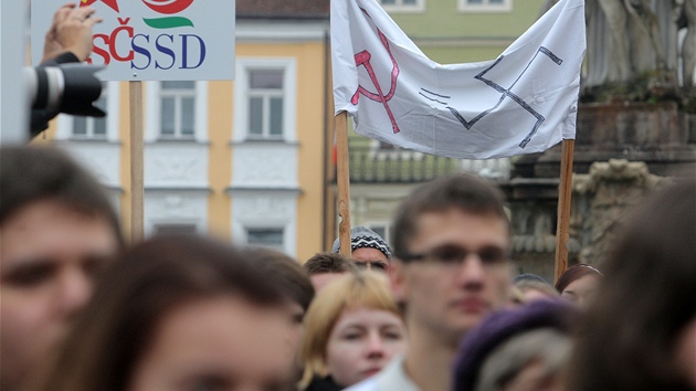 K protestu na budjovickm centrlnm nmst, kter svolali studenti teboskho gymnzia, se pipojilo i mnoho dosplch a senior.