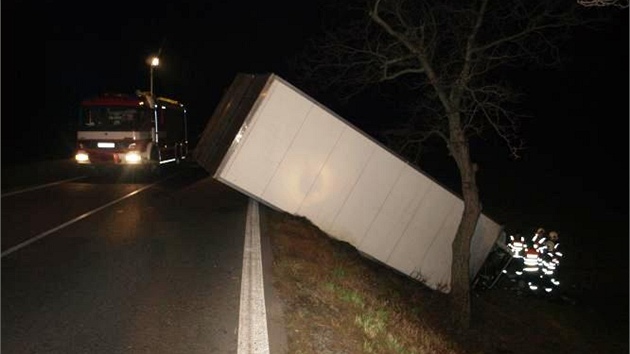 Kamion skonil na Chrudimsku v pkop vedle silnice. ofr od nehody utekl, protoe byl opil.
