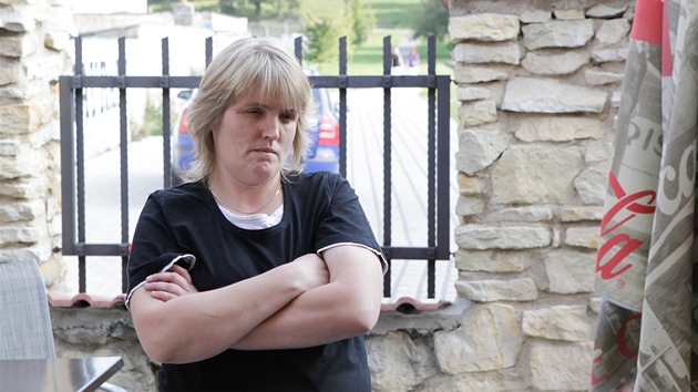 Gabriela, manželka majitele, je přesvědčena, že všechno je u nich v pořádku: to, že kouří a vysedává s hosty, že jdou jídla z kuchyně nedochucená, i to, že vaří podle norem z padesátých let.