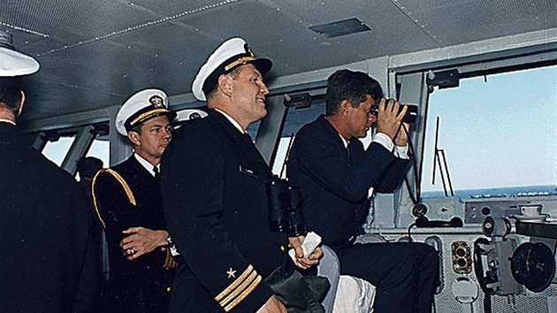 Prezident Spojench stt na mstku Enterprise pi manvrech vdubnu 1962.