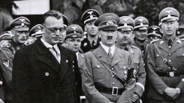 Fotka z obsazen Rakouska, na n jsou nacistick piky. Arthur Seyss-Inquart je jedin v civilu. Dle jsou na snmku vedle Seyss-Inquarta zleva Martin Bormann, Ernst Kalterbrunner, Adolf Hitler, Heinrich Himmler a pln vpravo Reinhard Heydrich. Seyss-Inquart byl v civilu proto, e byl rakouskm kanclem.

