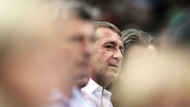 NA FINÁLE. Lobbista Roman Janoušek sleduje české tenisty v boji o Davis Cup.