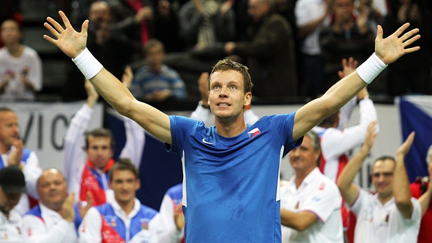 TRIUMF. Tom Berdych js po zisku prvnho eskho bodu ve finle Davis Cupu. 