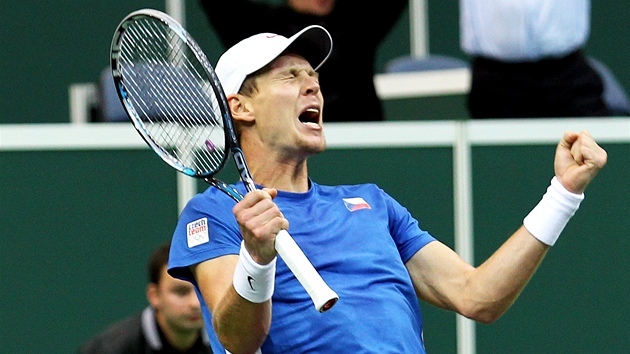 ZVLDL JSEM TO. Tom Berdych se raduje z prvnho eskho bodu ve finle Davis Cupu. 