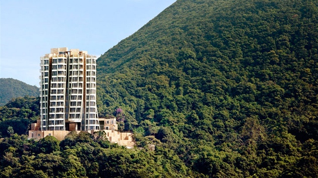 Komplex Opus se ty v ndhern zeleni nad Hongkongem.